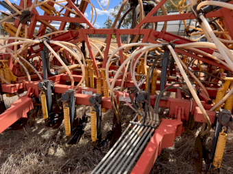 Bourgault 5245 Bar with 8810 Tripple Air Cart