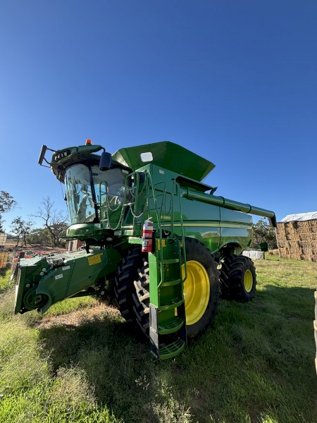2017 John Deere S680 Header