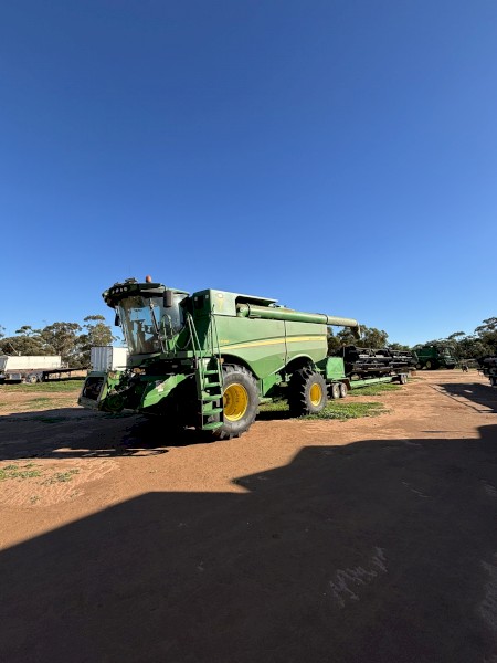 2015 John Deere S690 Header Macdon Fd75