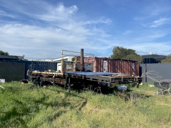 2005 NISSAN LK 245/crane/step deck trailer package