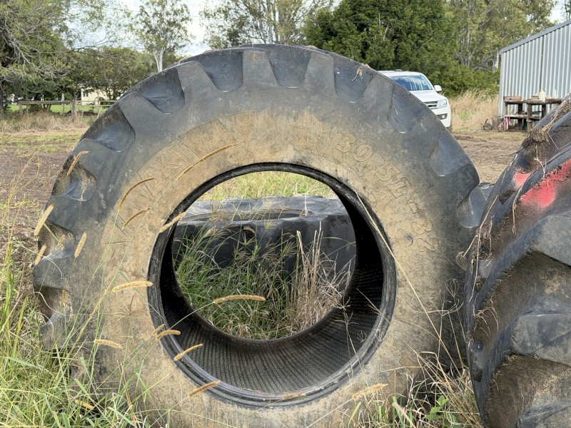 30.5-32 Tyres x 2