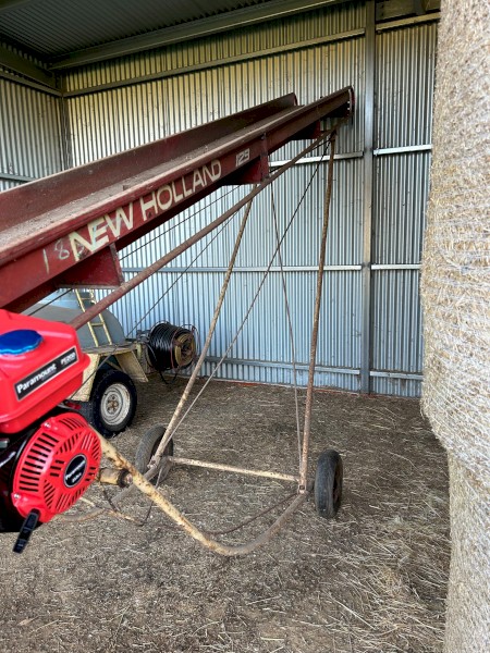 New Holland 129 Small Bale Elevator