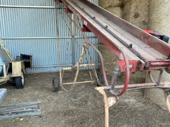 New Holland 129 Small Bale Elevator