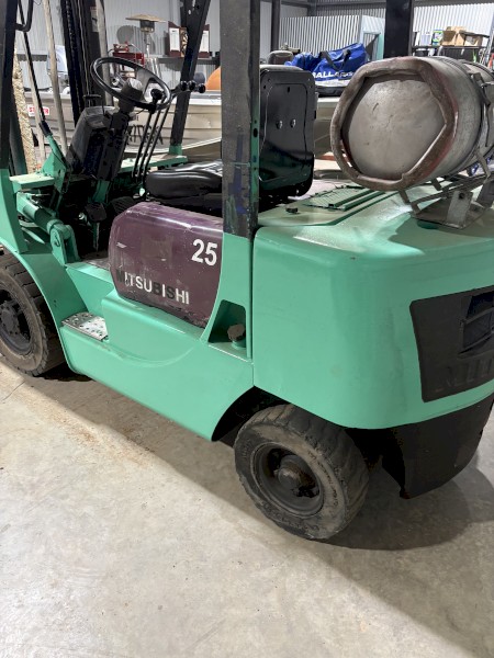 2008 Mitsubishi 2.5 tonne forklift 