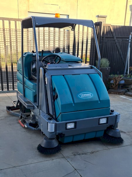Tennant 8300 Battery-Powered Sweeper Scrubber Inc Charger