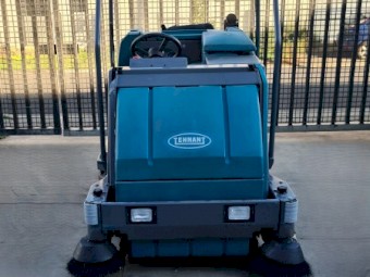 Tennant 8300 Battery-Powered Sweeper Scrubber Inc Charger