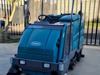 Tennant 8300 Battery-Powered Sweeper Scrubber Inc Charger