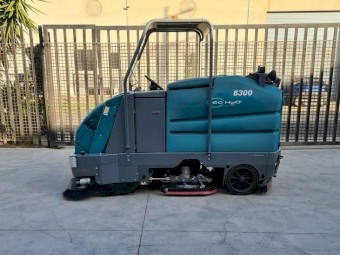 Tennant 8300 Battery-Powered Sweeper Scrubber Inc Charger