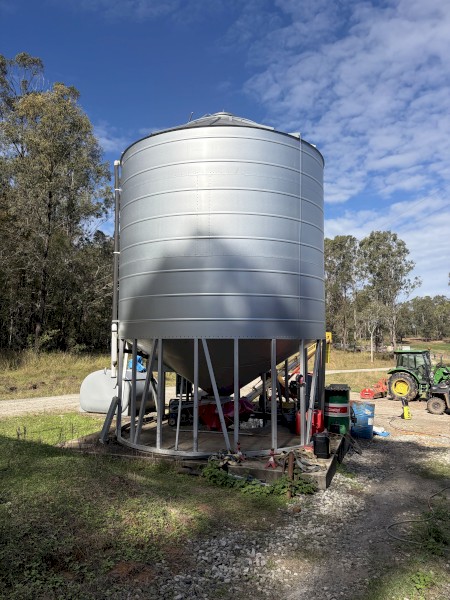 Ahrens TS−4400−55 Grain Silo + Ladder
