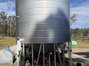 Ahrens TS−4400−55 Grain Silo + Ladder