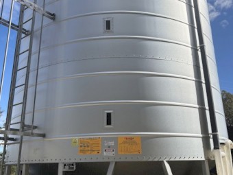 Ahrens TS−4400−55 Grain Silo + Ladder