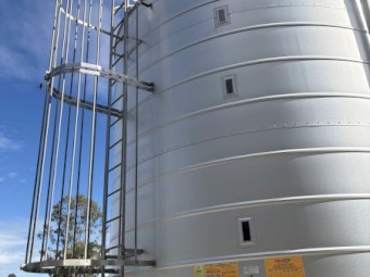 Ahrens TS−4400−55 Grain Silo + Ladder