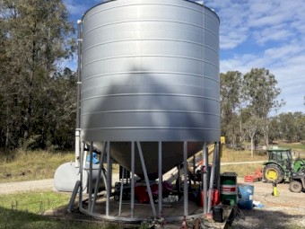 Ahrens TS−4400−55 Grain Silo + Ladder