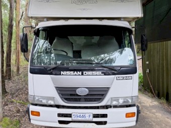 2006 Nissan UD MK245 Horse Truck
