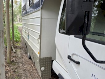 2006 Nissan UD MK245 Horse Truck
