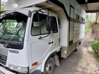 2006 Nissan UD MK245 Horse Truck