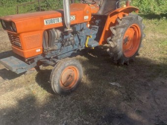 Kubota L2000 Tractor with 4ft Rotary Hoe