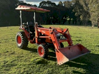 2016 Kubota B3300SU Tractor