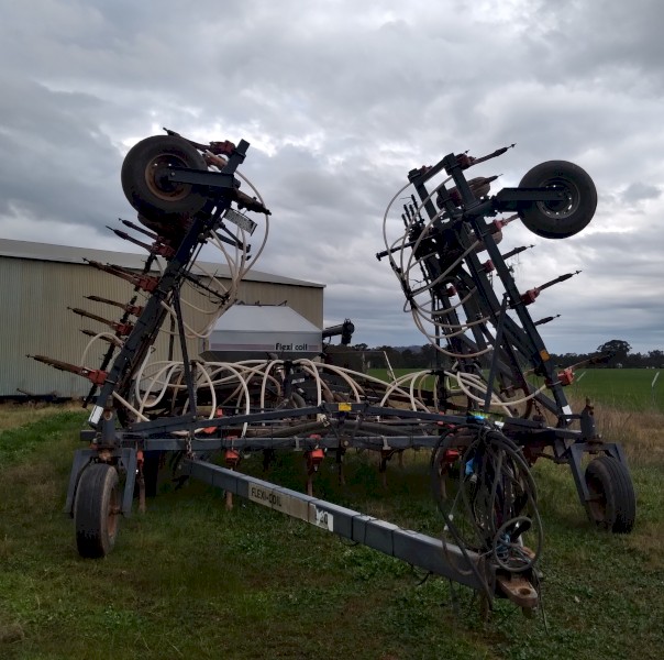 2004 Flexicoil 820 Airseeder with 1720 Cart