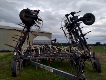 2004 Flexicoil 820 Airseeder with 1720 Cart