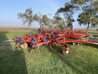 New Holland (Flexicoil) SC 180 & Morris Concept 2000 Air Seeder