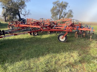 New Holland (Flexicoil) SC 180 & Morris Concept 2000 Air Seeder