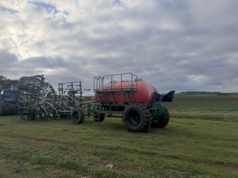 2005 Ausplow D300-32 DBS N Series 32ft Bar with 9000L Air Cart