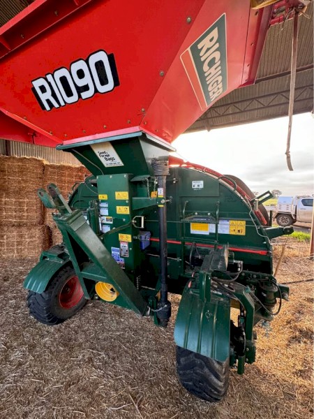 2020 Richiger R1090 10ft Silo Bag Loader