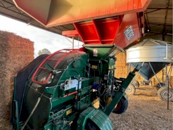 2020 Richiger R1090 10ft Silo Bag Loader
