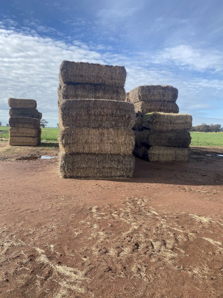 140 x Wheat Straw Top & Bottom Bales 8x4x3 Bales