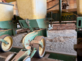 Mason Maxi-Strike 6 Row Corn Planter – Fertiliser Hoppers & Transport Frame