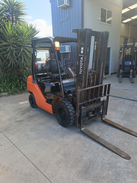 2.5 ton Toyota container mast and side shift 