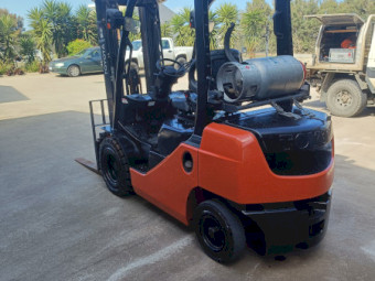 2.5 ton Toyota container mast and side shift 