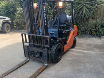 2.5 ton Toyota container mast and side shift 