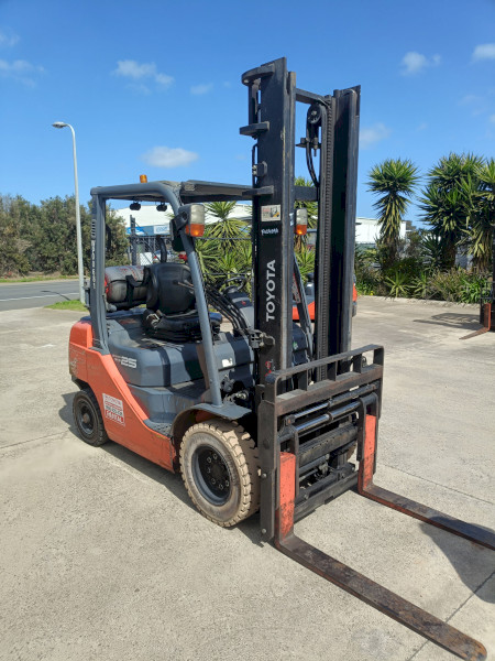 2012 Toyota 2.5 forklift with fork positoner and side shift 