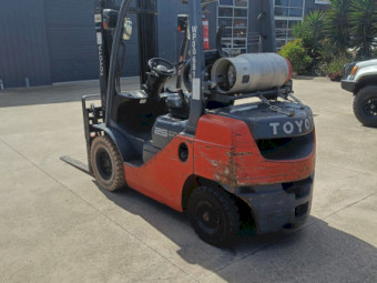 2012 Toyota 2.5 forklift with fork positoner and side shift 