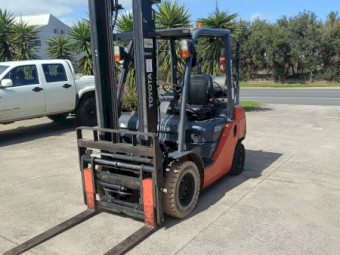 2012 Toyota 2.5 forklift with fork positoner and side shift 