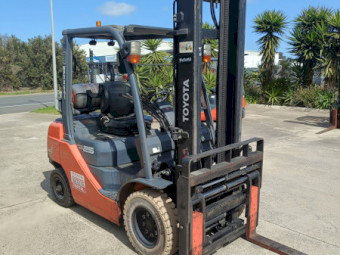 2012 Toyota 2.5 forklift with fork positoner and side shift 