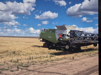 2011 Claas Lexion 750 Header on Tracks with 2011 Honey Bee Front