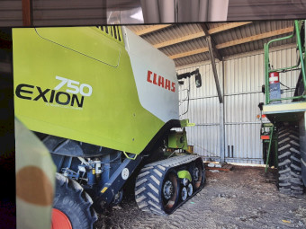 2011 Claas Lexion 750 Header on Tracks with 2011 Honey Bee Front
