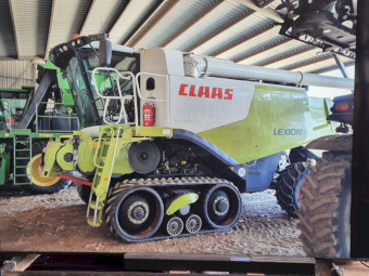 2011 Claas Lexion 750 Header on Tracks with 2011 Honey Bee Front