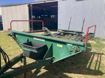 True line TwinBale Feeder