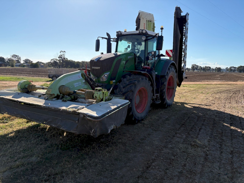 2019 Fendt 828 Vario and Claas Triple mowers