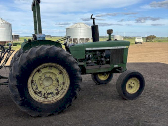 John Deere 2130
