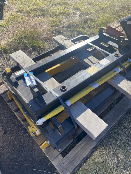 Challenge Bale Spikes Essential Series E-120RBS C1 2 x 1100mm Tines