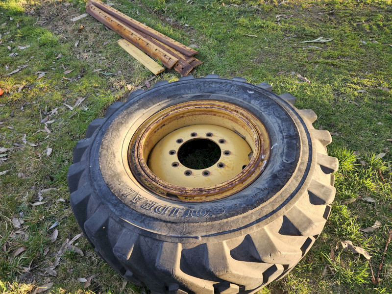 CATERPILLAR GRADER TYRE & RIM