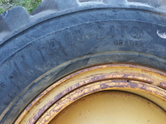 CATERPILLAR GRADER TYRE & RIM