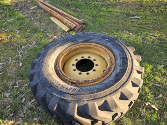 CATERPILLAR GRADER TYRE & RIM