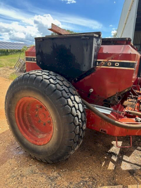 International 5700 Air Cart + PJ Green Small Seeds Box and Hoses