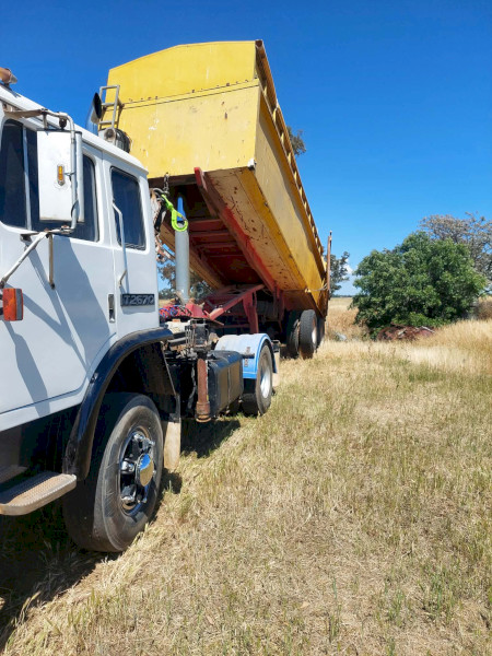 1988 International T Line 2670 Crane Truck